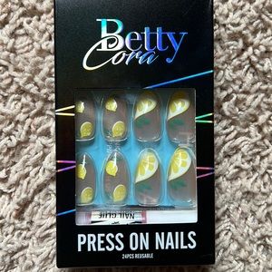 Betty Cora press on nails